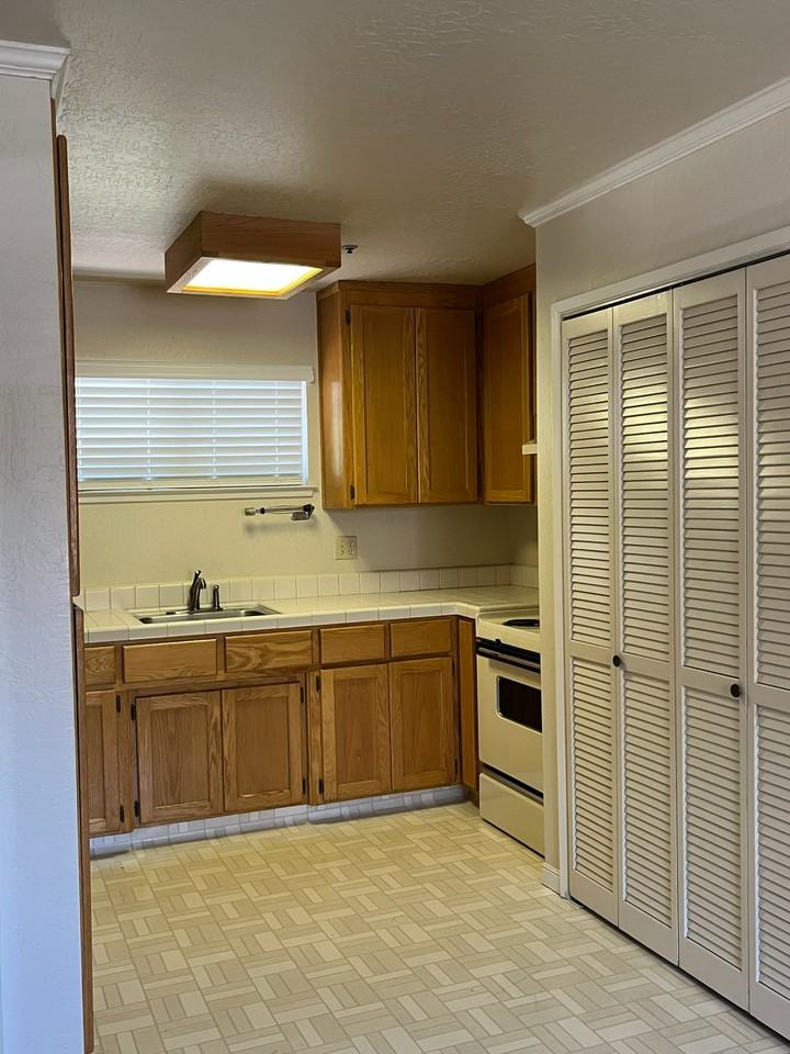 142 Belmont St #1 - Photo 4 of 10