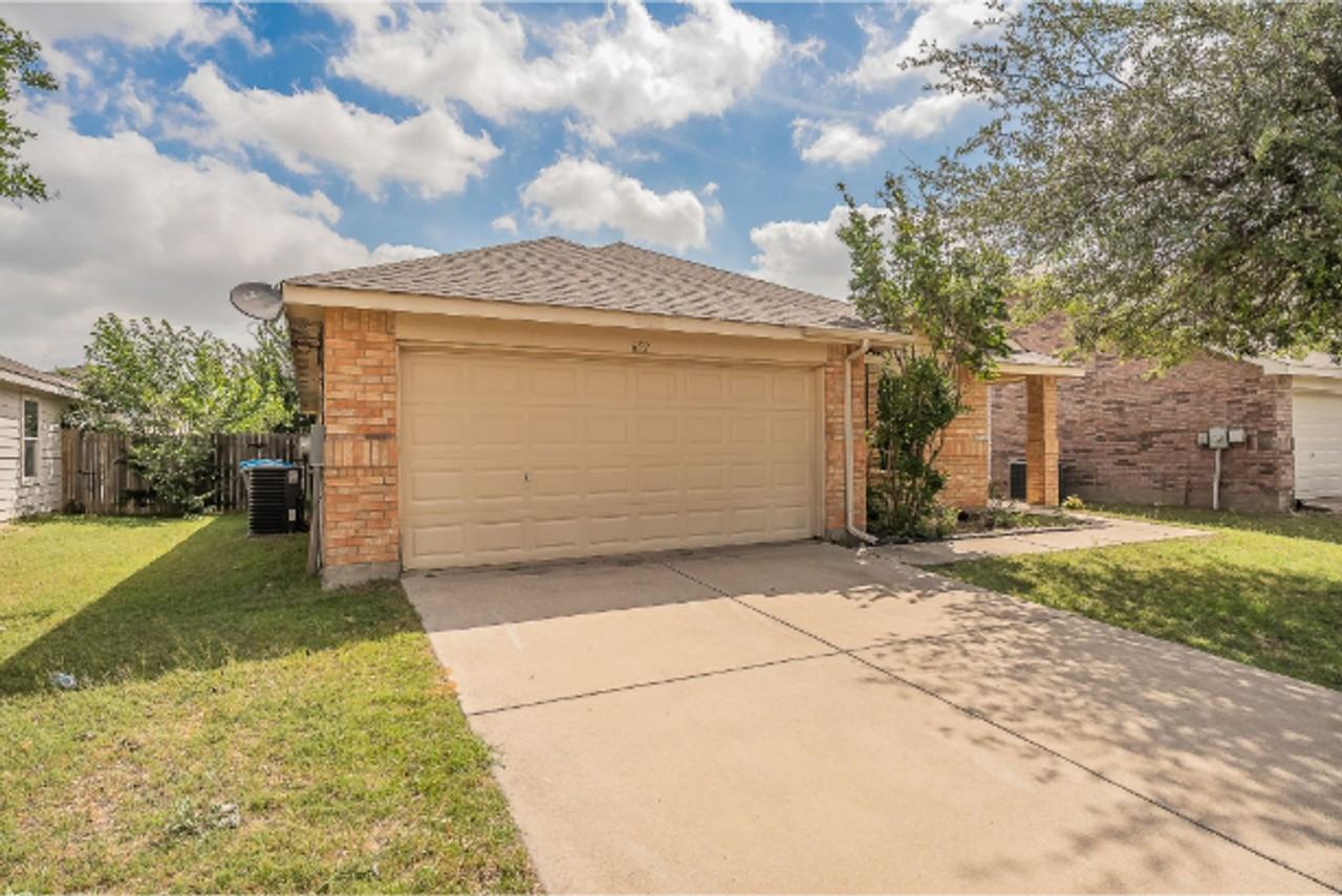 652 Rosario Ln - Photo 3 of 33