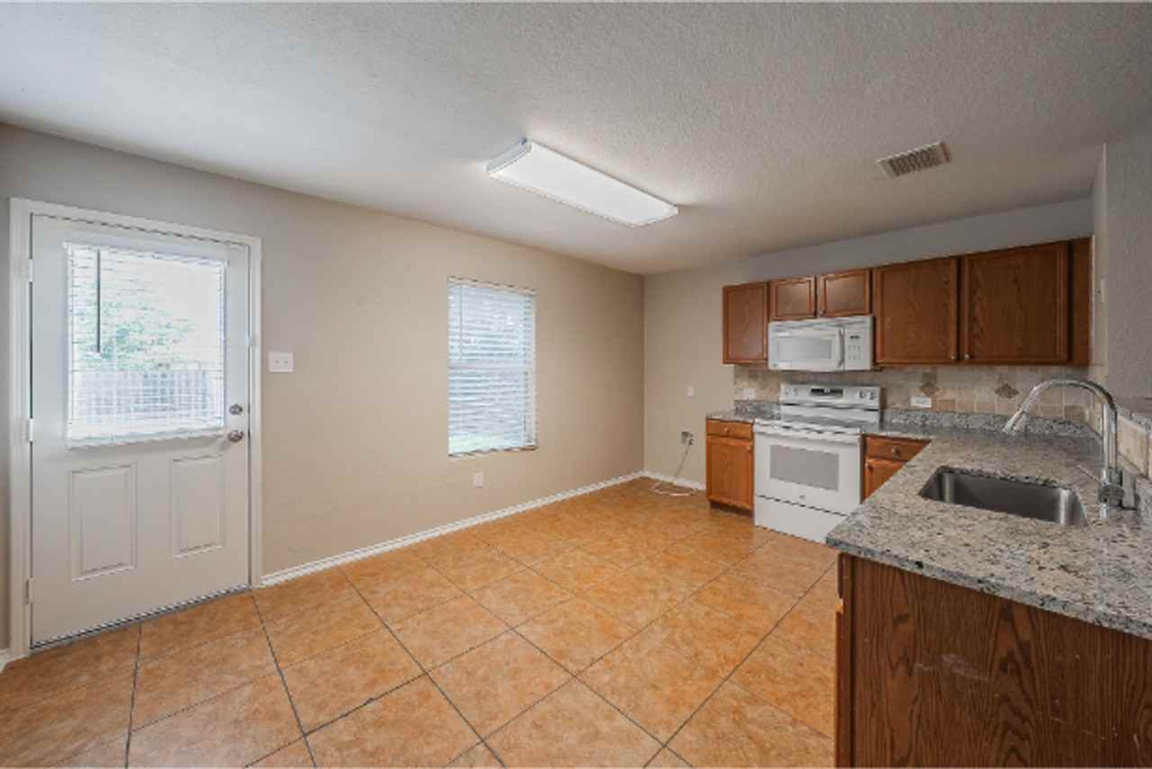 652 Rosario Ln - Photo 7 of 33