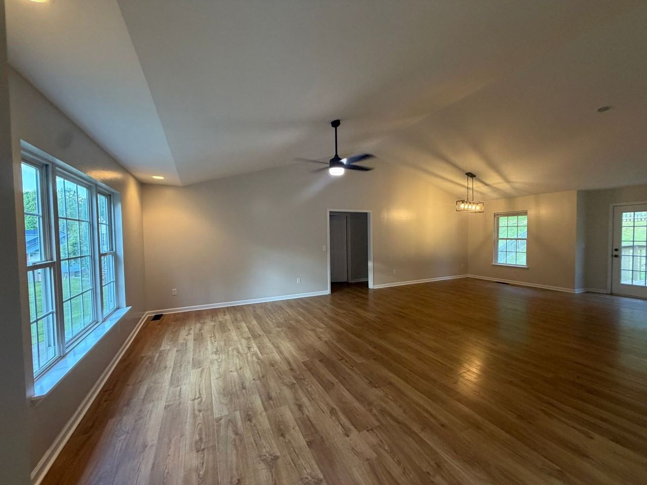 136 Elizabeth Ann Cir - Photo 2 of 12