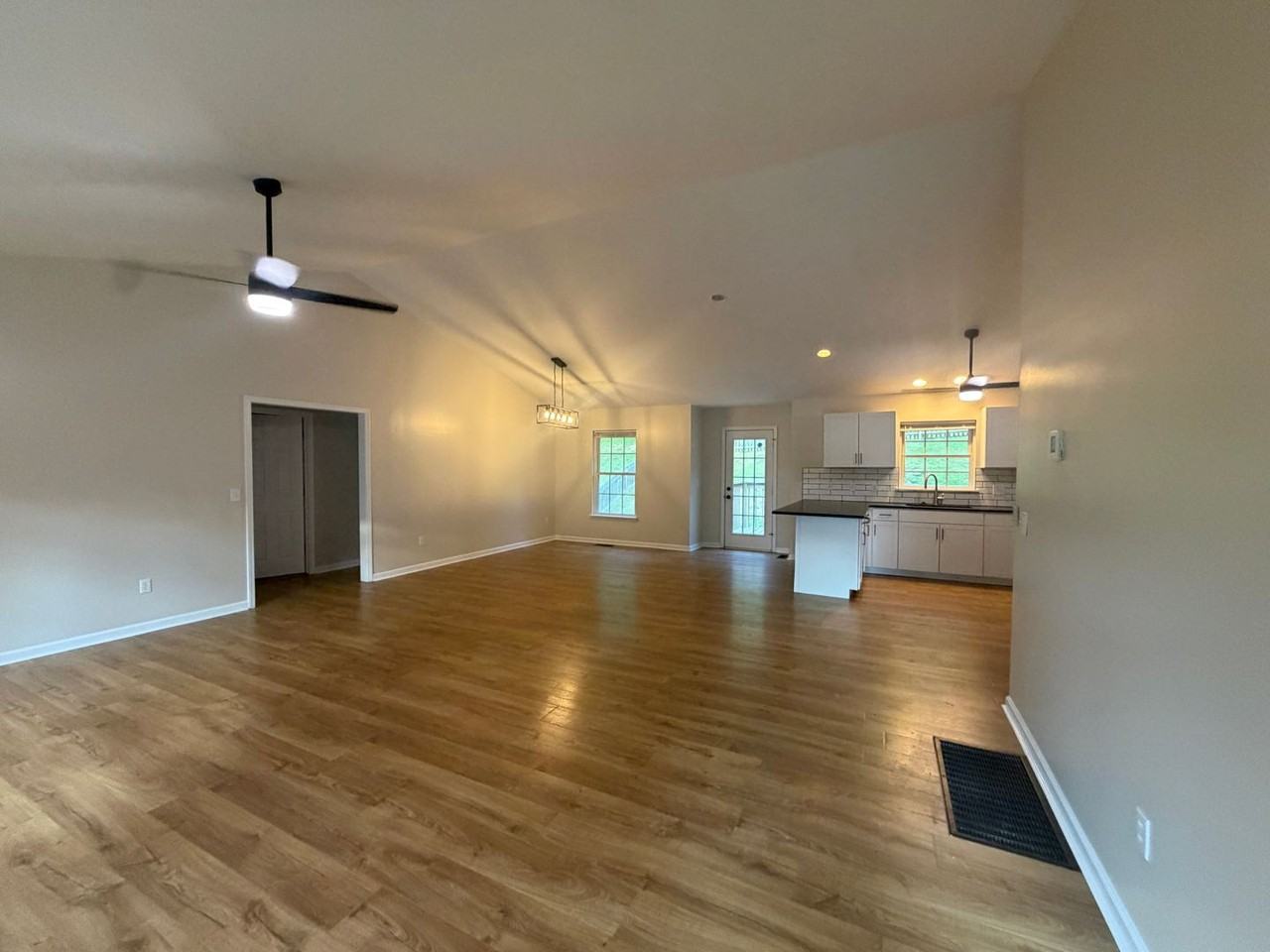 136 Elizabeth Ann Cir - Photo 3 of 12