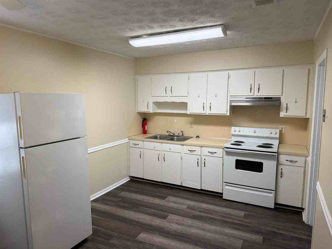 410 Columbia Dr - Photo 3 of 10
