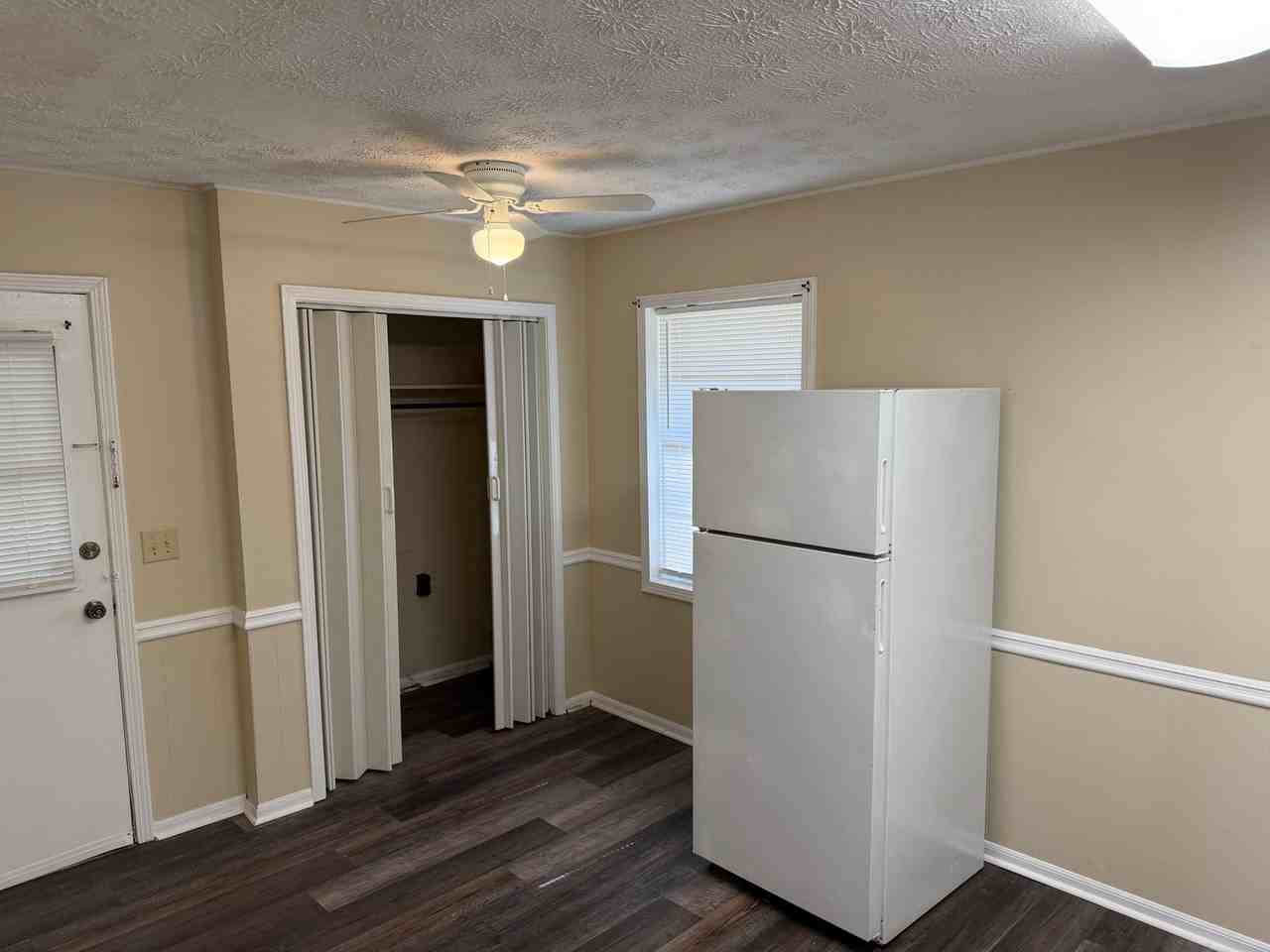 410 Columbia Dr - Photo 5 of 10
