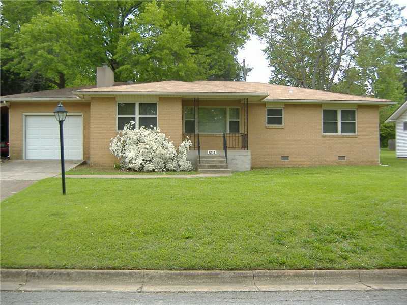 1212 W Pine St - Photo 2 of 20
