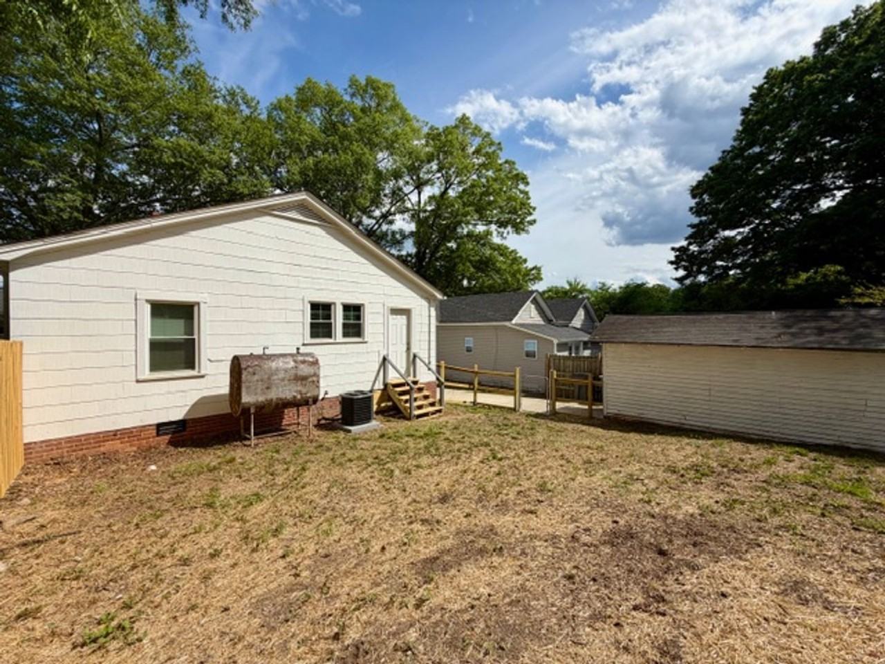 421 N East Ave - Photo 3 of 15