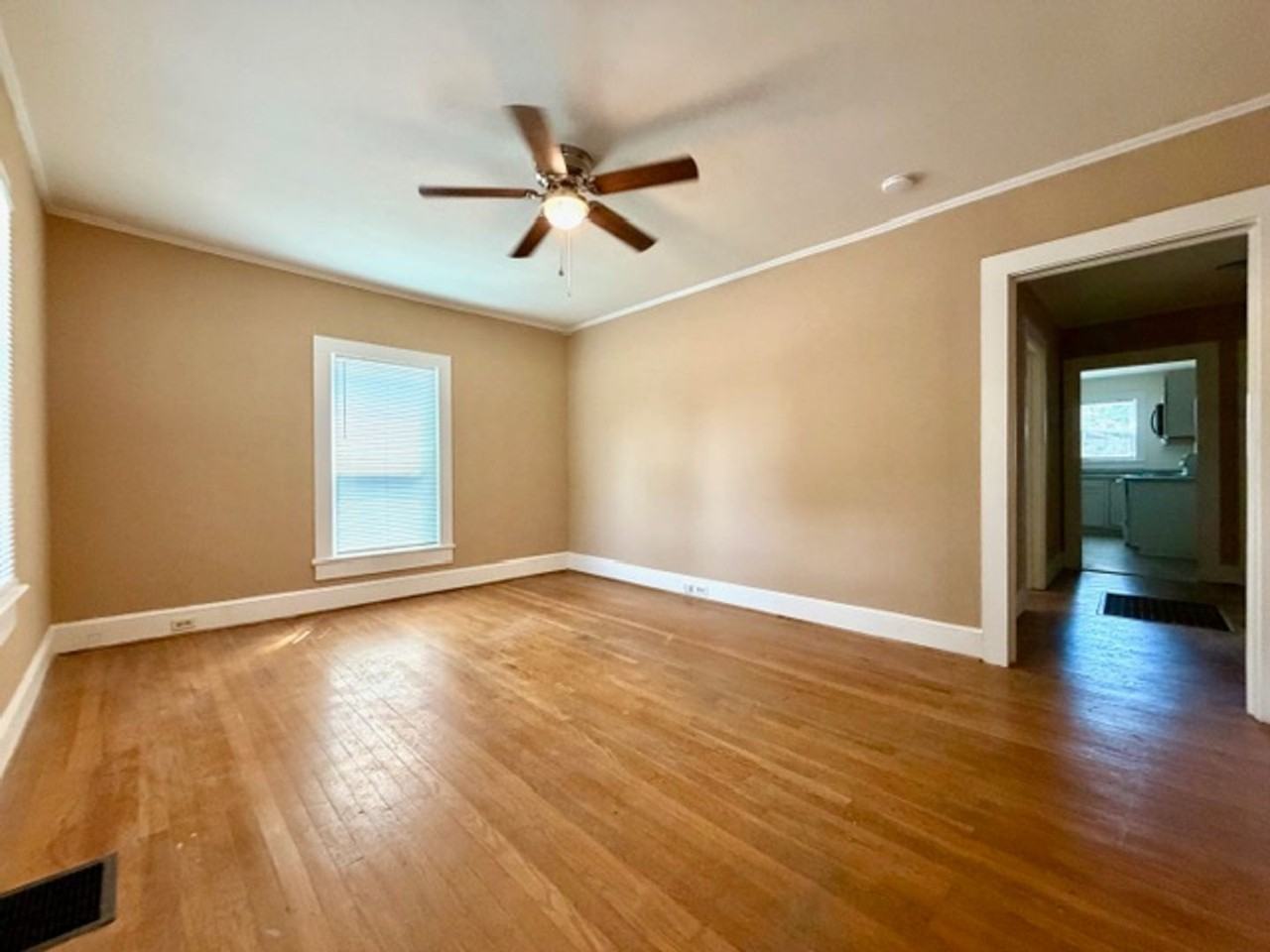 421 N East Ave - Photo 7 of 15