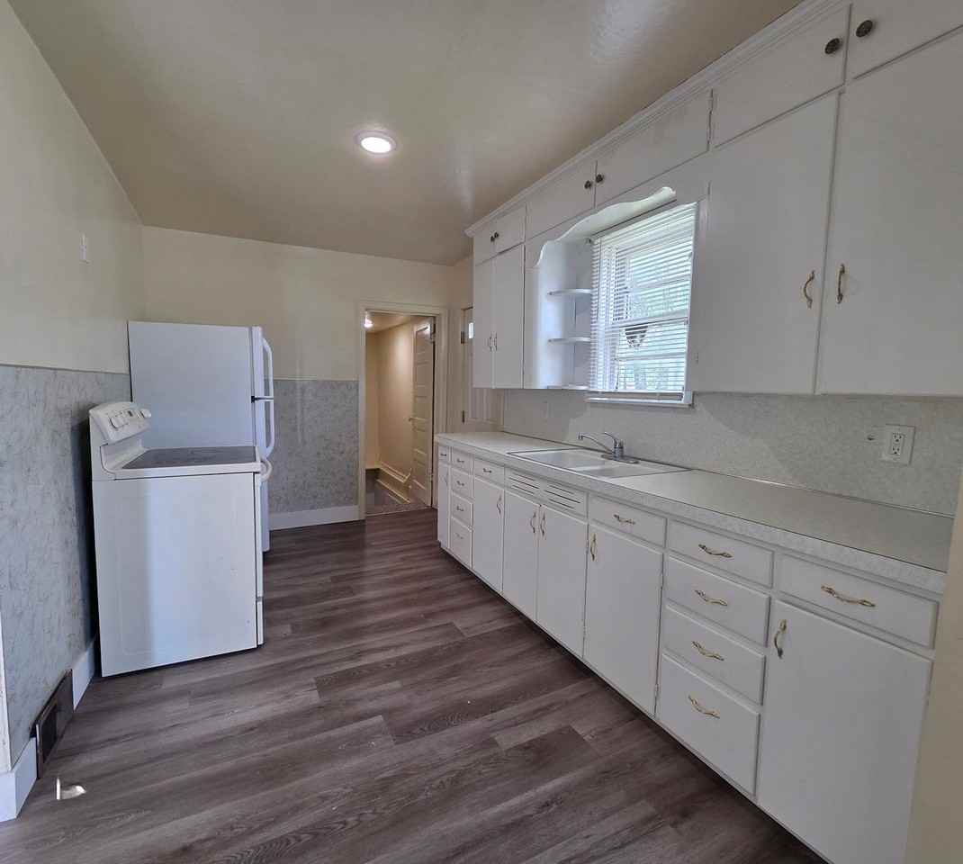 103 E Center St - Photo 6 of 19