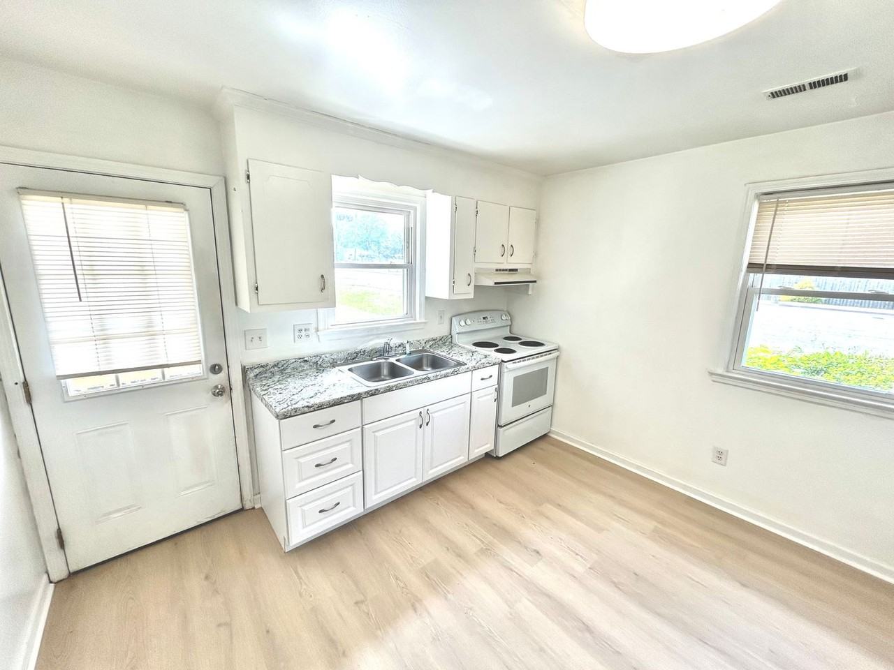 221 S Mesa Dr - Photo 2 of 11