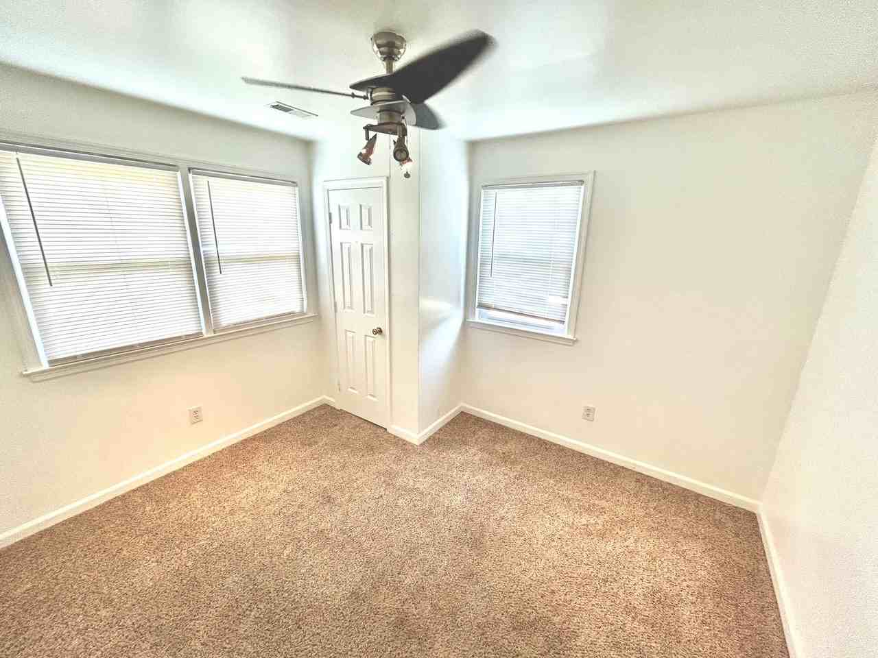 221 S Mesa Dr - Photo 4 of 11