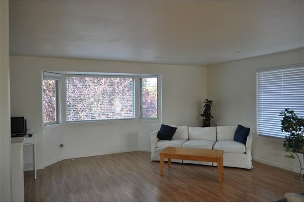 2433 Fieldview Dr - Photo 2 of 9
