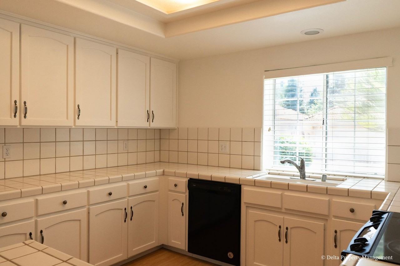 1044 E Manhattan Ave - Photo 5 of 30
