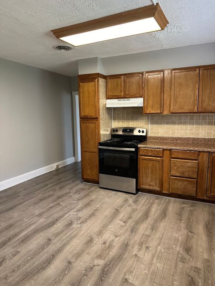 215 Millwood Ave - Photo 4 of 11