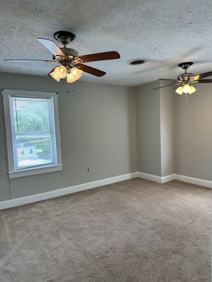 215 Millwood Ave - Photo 6 of 11