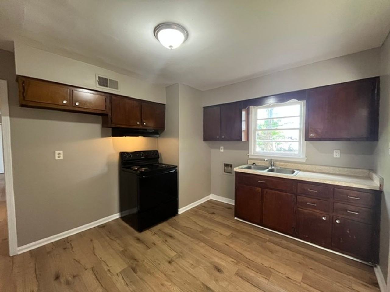 8015 Pinebrook Dr - Photo 2 of 13