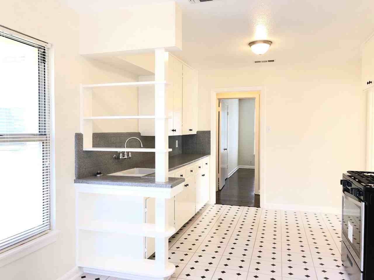 210 Laddie Pl - Photo 4 of 11