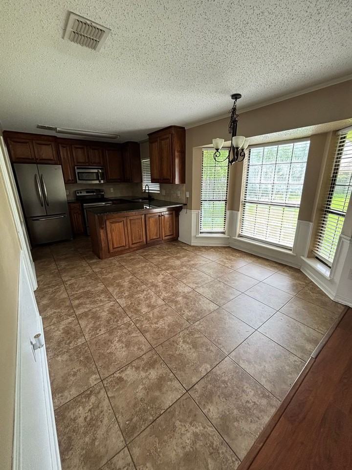 5402 Susanna Dr - Photo 4 of 13