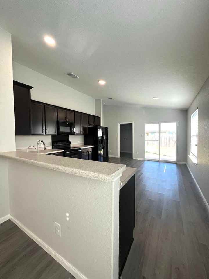 733 Wolfeton Way - Photo 5 of 17