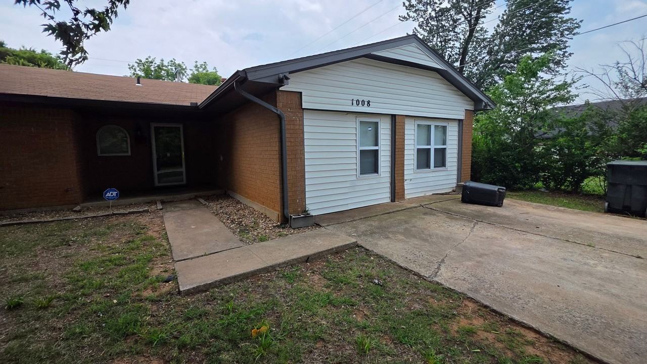1008 Willow Brook Dr - Photo 2 of 26