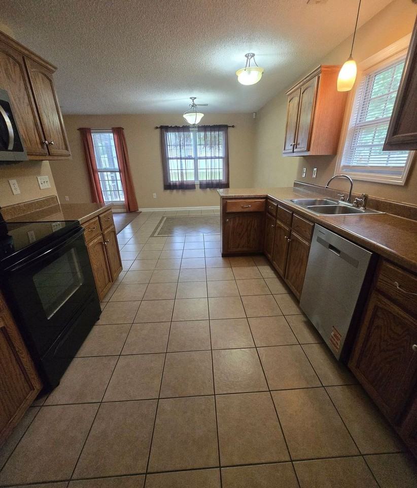 213 Rosemary Ln - Photo 3 of 19