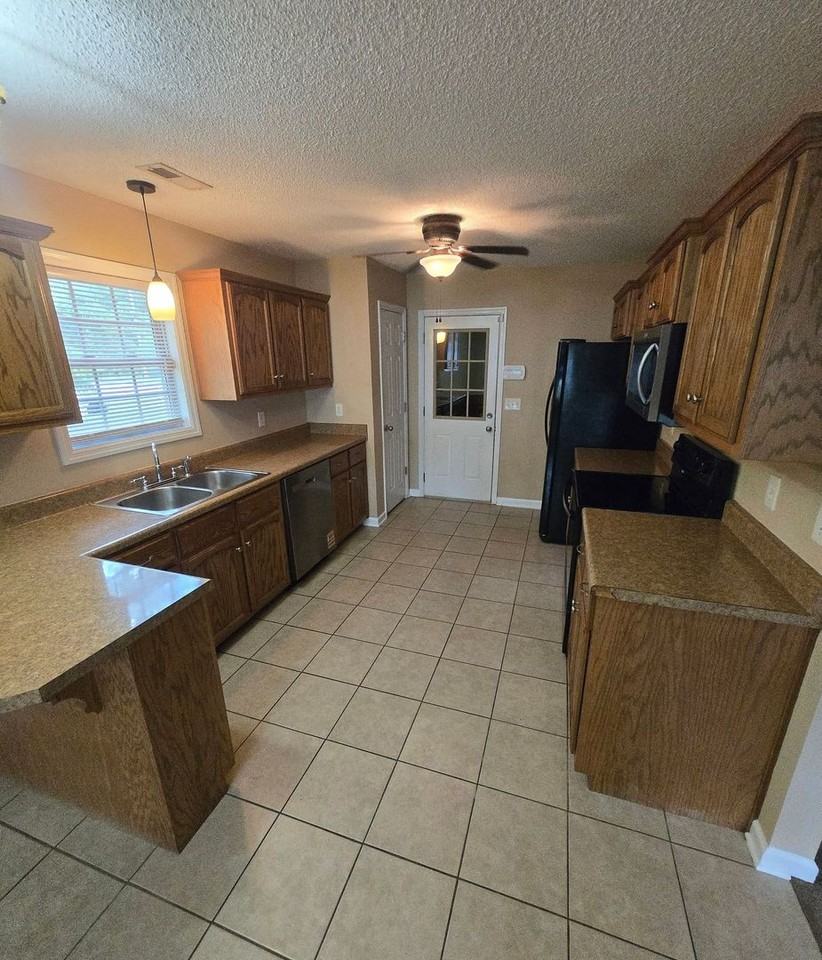 213 Rosemary Ln - Photo 4 of 19