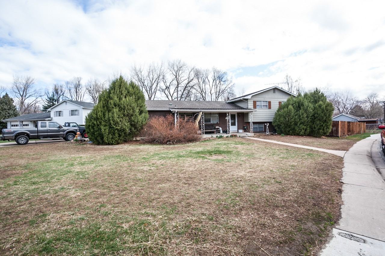 1100 Skyline Dr - Photo 3 of 44