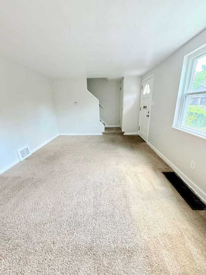 209 Briarwood Dr - Photo 2 of 15
