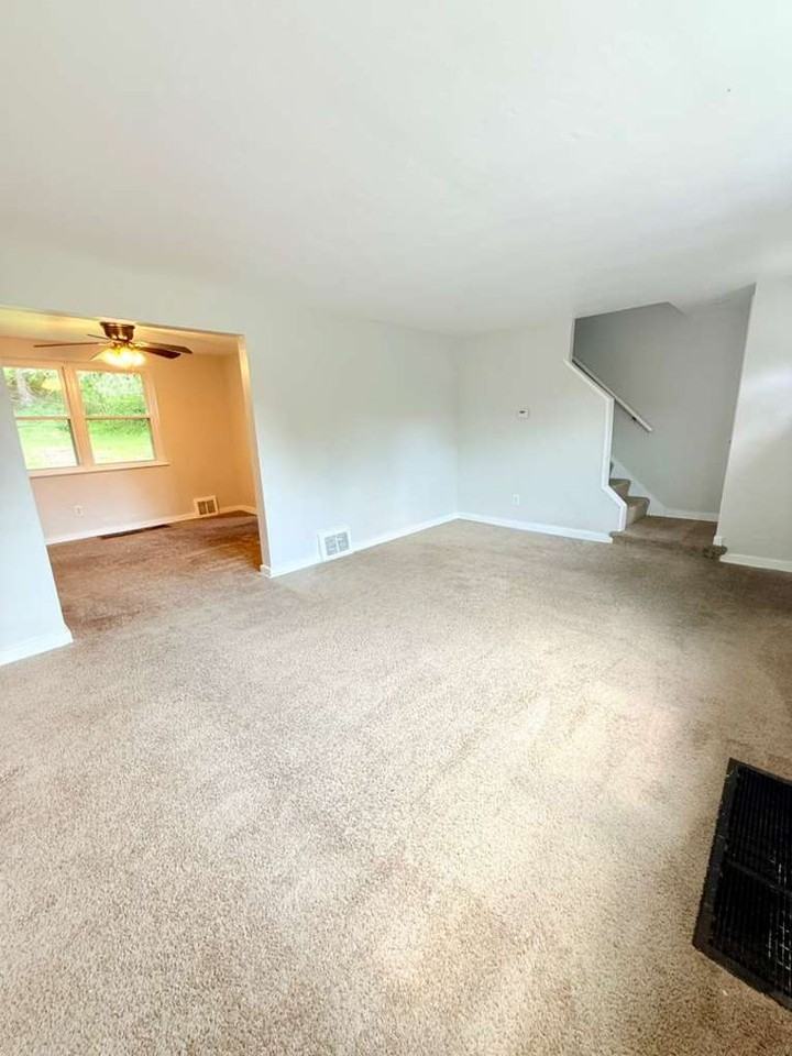 209 Briarwood Dr - Photo 3 of 15
