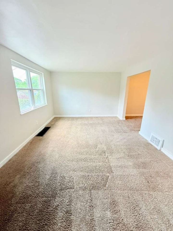 209 Briarwood Dr - Photo 4 of 15