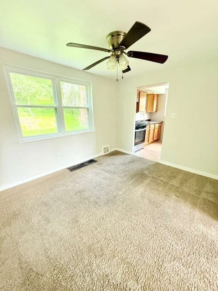 209 Briarwood Dr - Photo 5 of 15