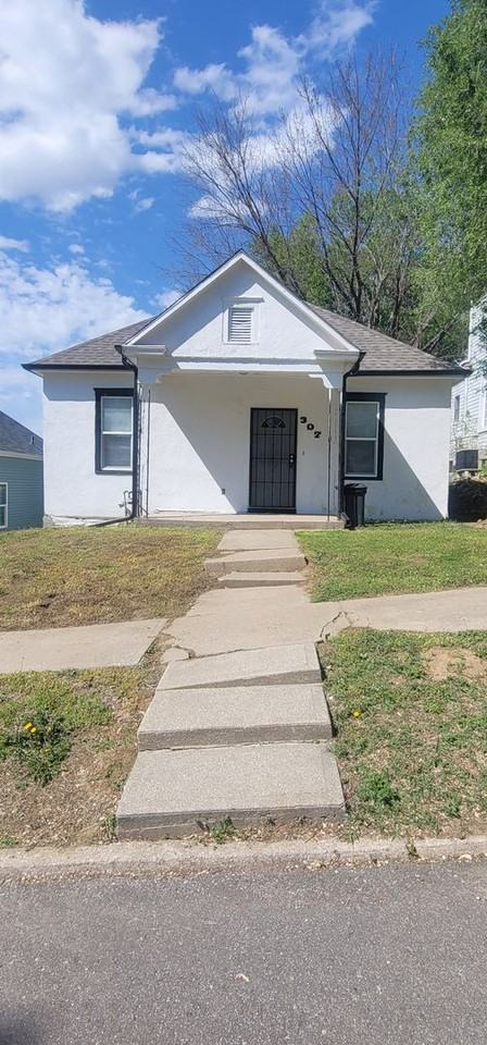 307 Yale St - Photo 2 of 7