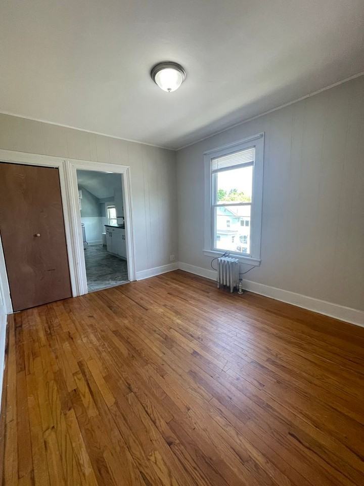 33-35 Wellington Ave 2nd Fl - Photo 4 of 11