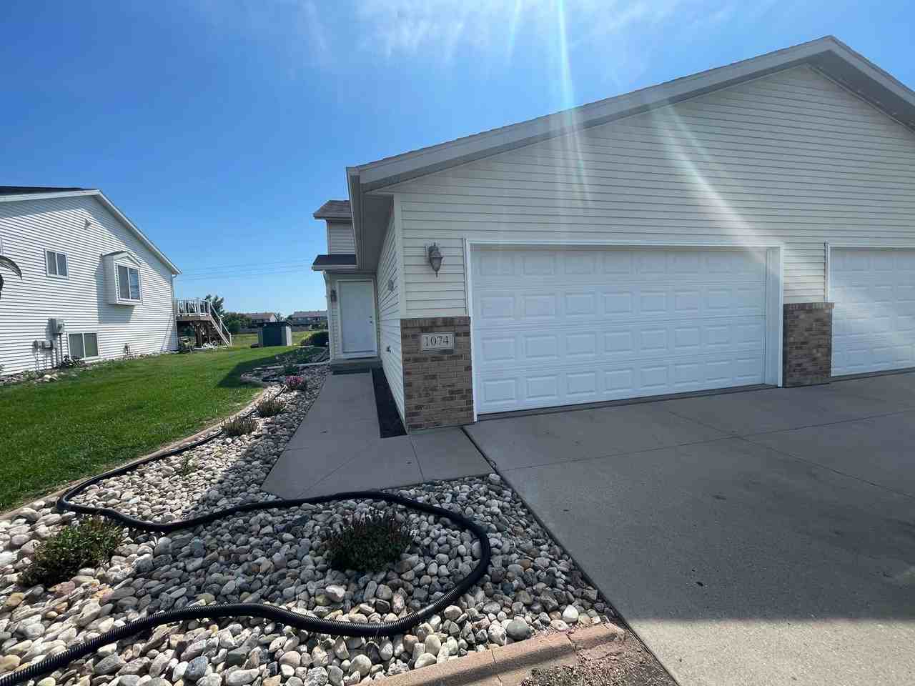 1074 Parkway Dr - Photo 2 of 13