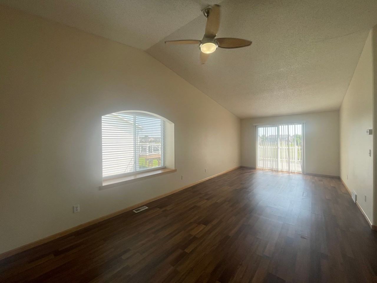 1074 Parkway Dr - Photo 4 of 13