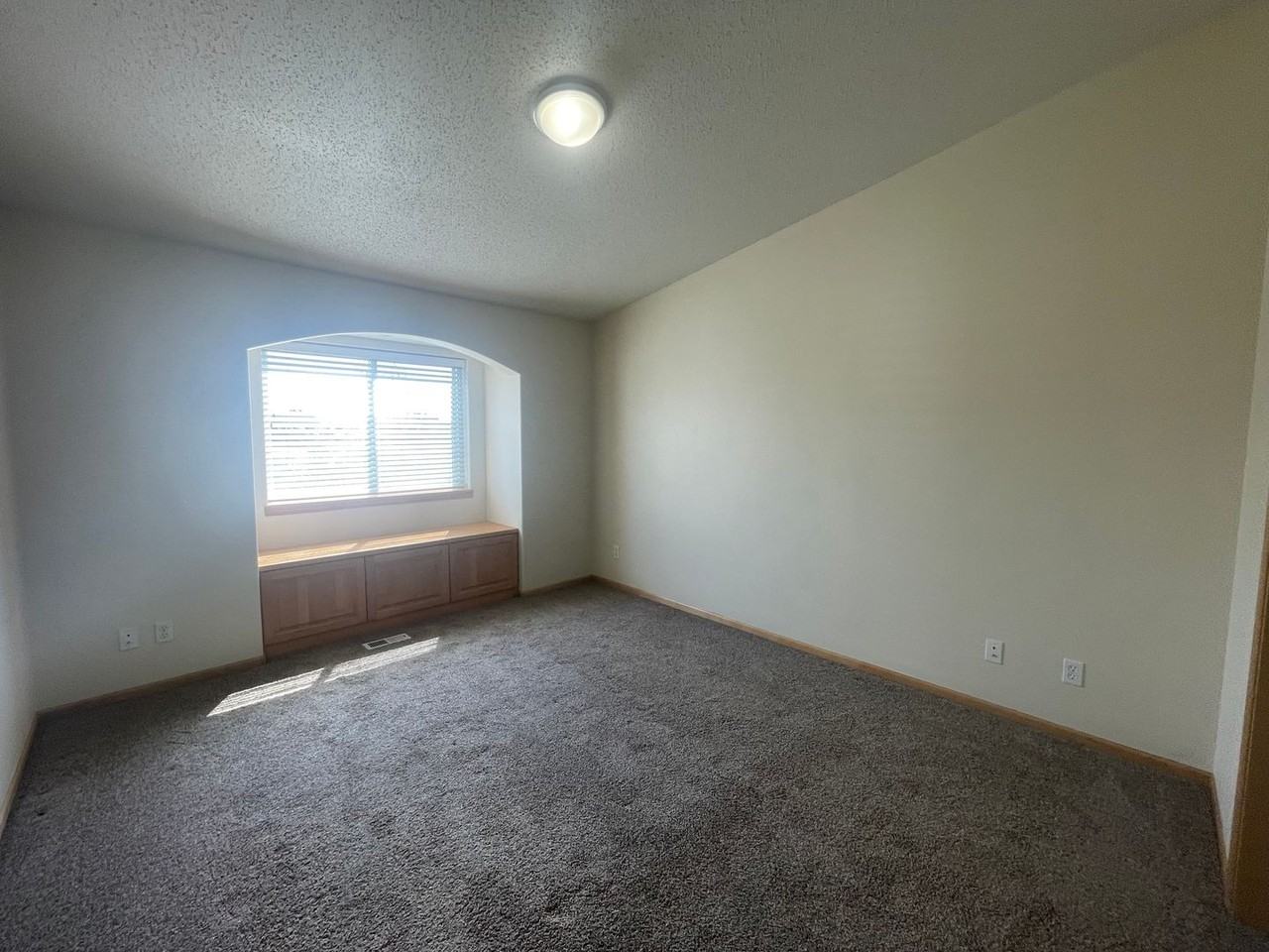 1074 Parkway Dr - Photo 6 of 13
