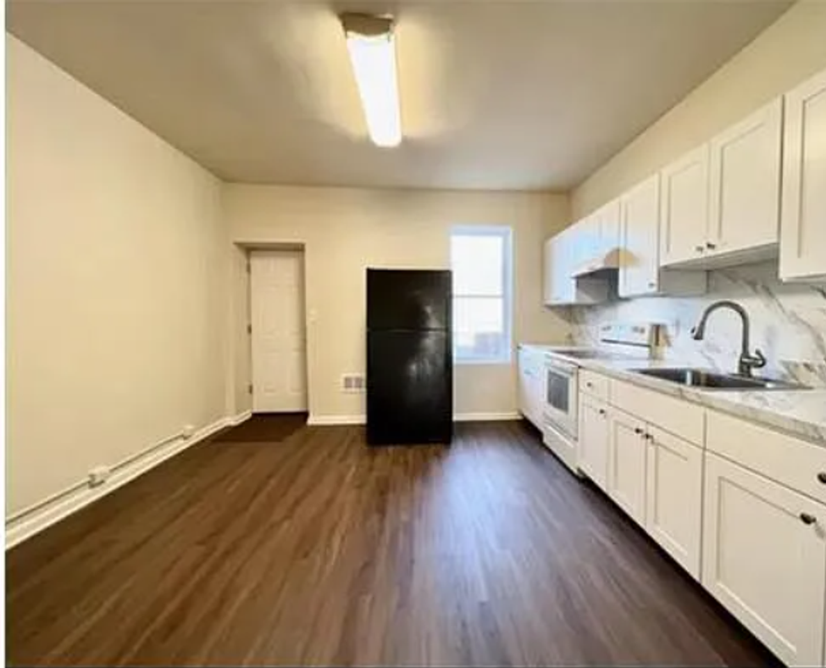 2554 W Fayette St - Photo 5 of 16