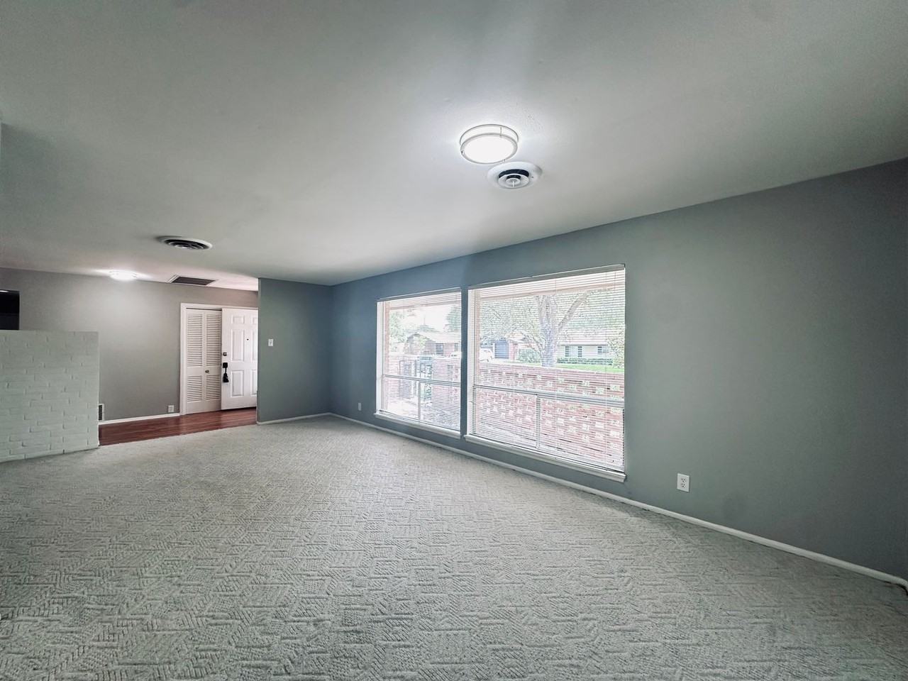 425 Zephyr Dr - Photo 4 of 31