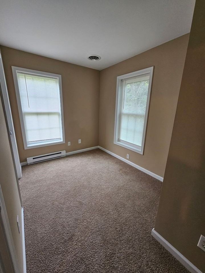 109 S Queen St - Photo 6 of 11