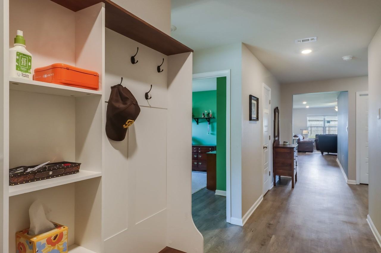 1033 Enclave Cir - Photo 3 of 27