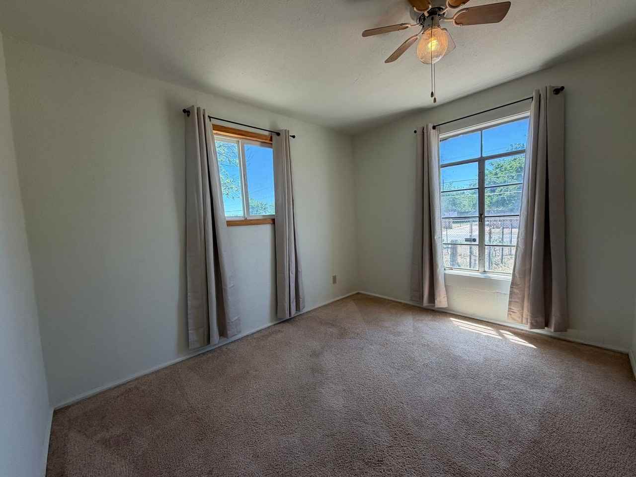 301 E Wildy St - Photo 6 of 17