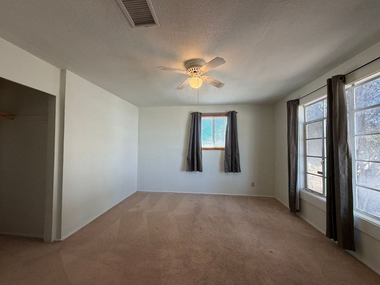 301 E Wildy St - Photo 7 of 17