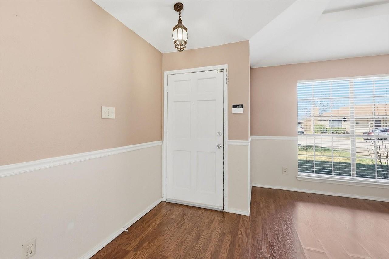 5722 Westchase Dr - Photo 5 of 27