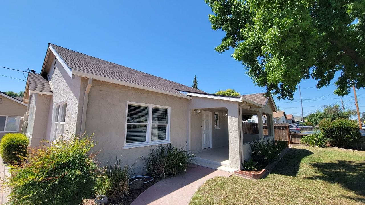 1251 Sunrise Ave - Photo 4 of 24