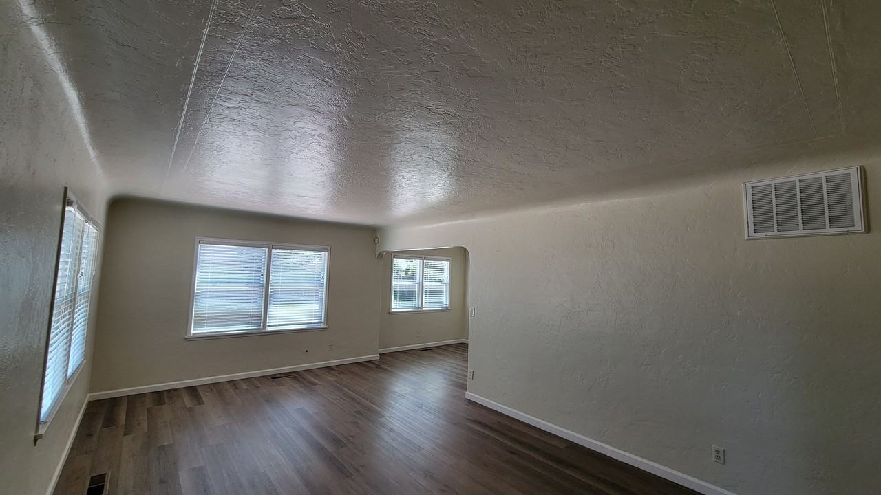 1251 Sunrise Ave - Photo 5 of 24