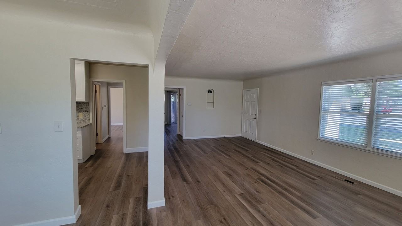 1251 Sunrise Ave - Photo 6 of 24