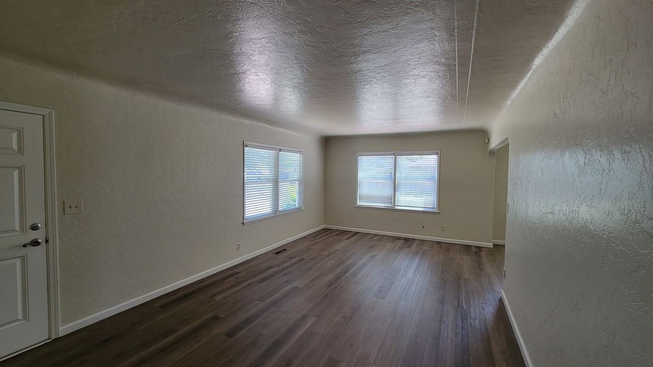 1251 Sunrise Ave - Photo 7 of 24