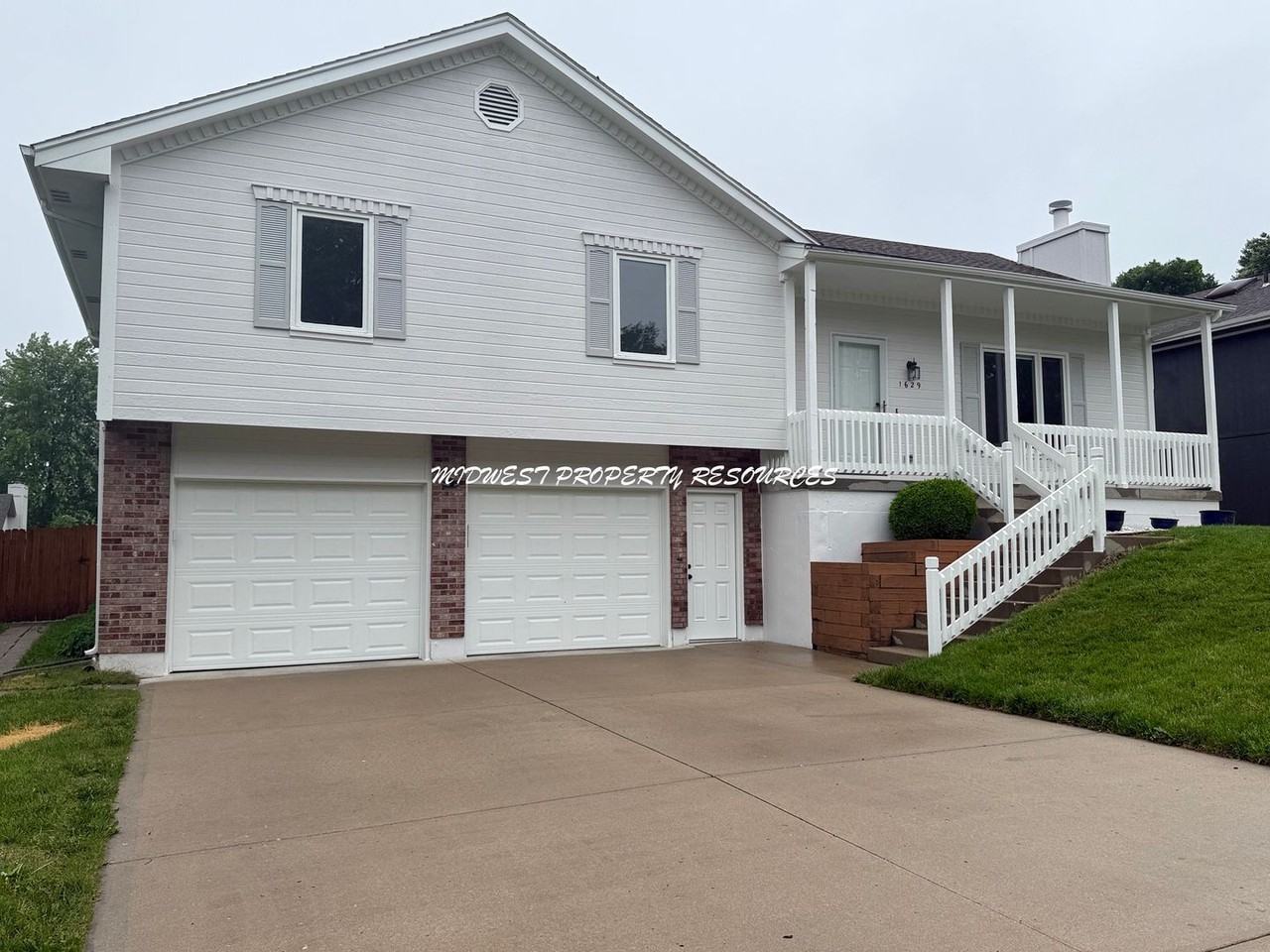 1629 Ne Whitestone Dr - Photo 2 of 31