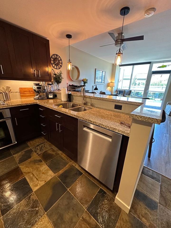 1515 Dock St - Photo 5 of 23