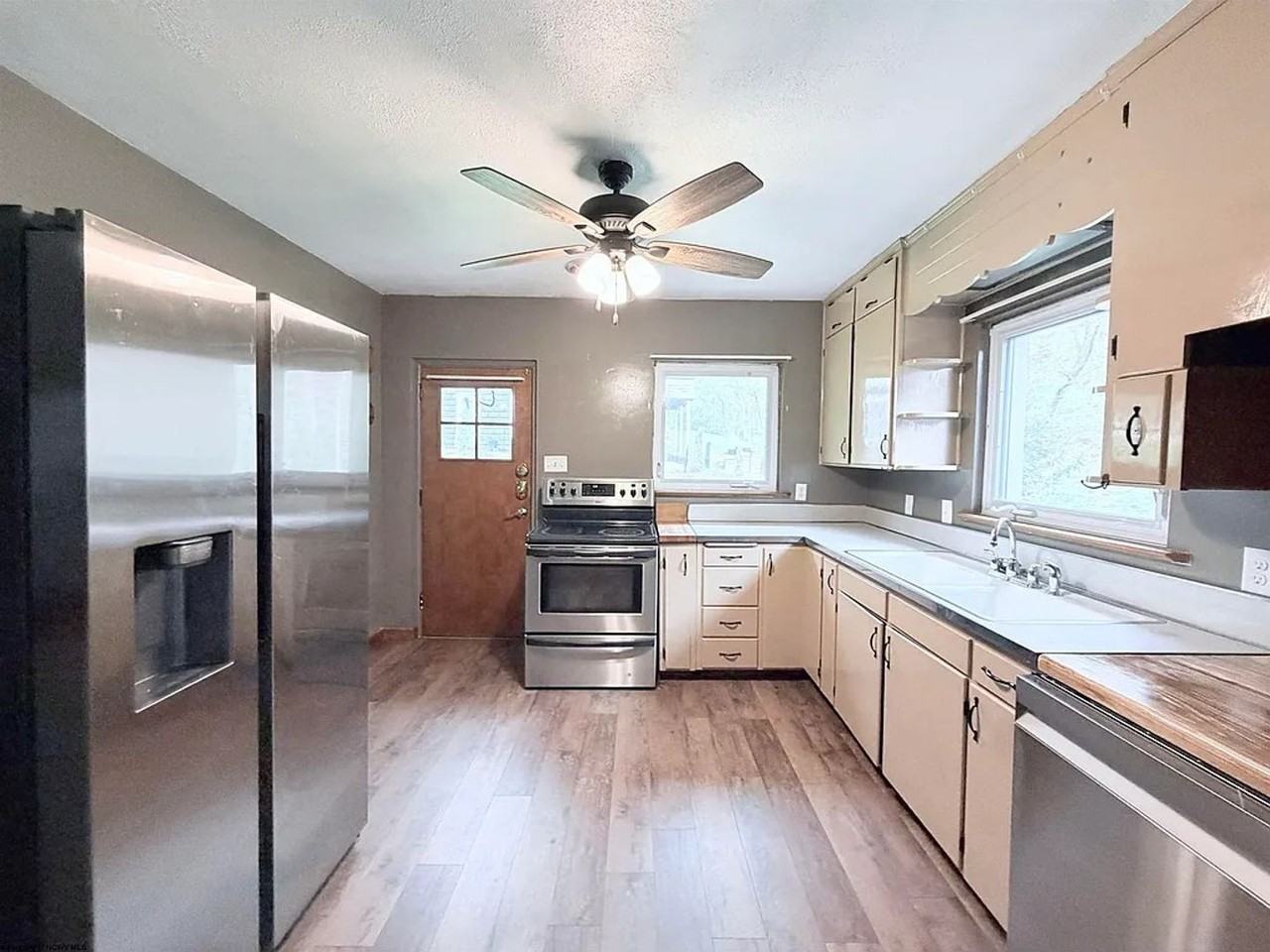 324 8th St - Photo 4 of 15