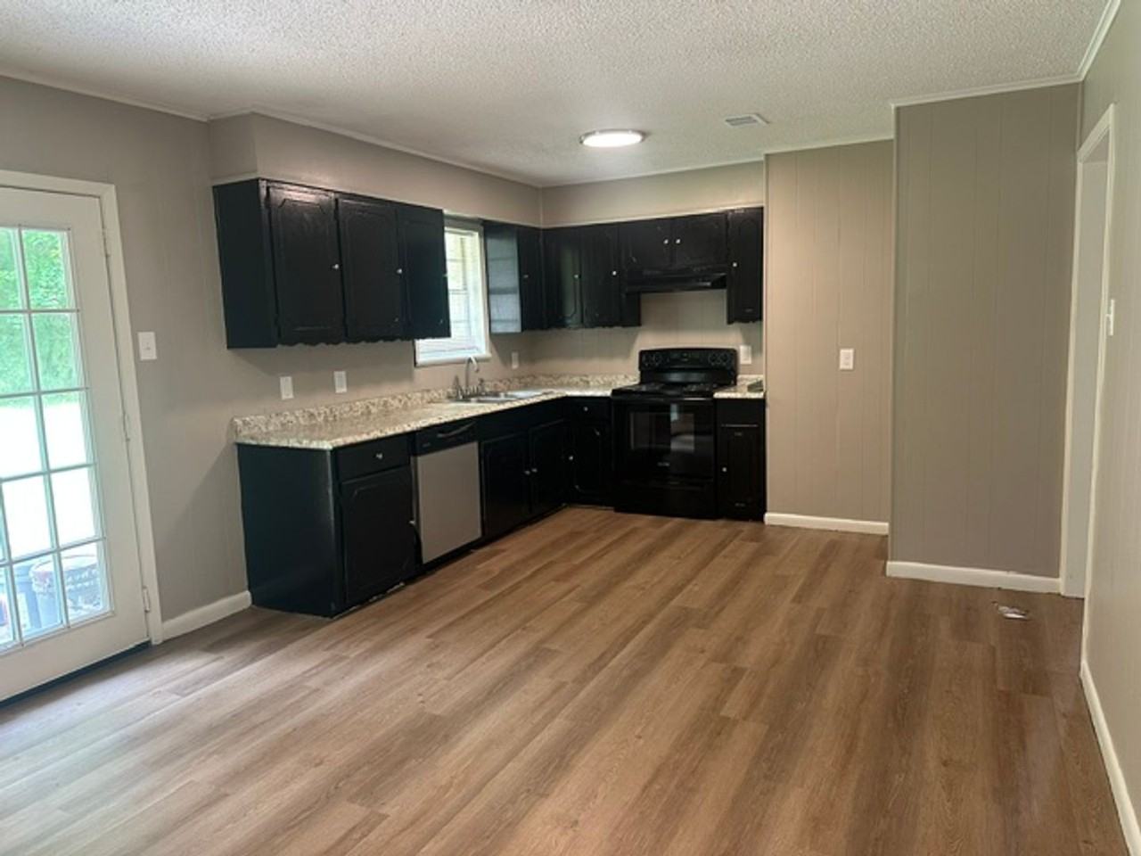 909 Lawrence Dr - Photo 2 of 13