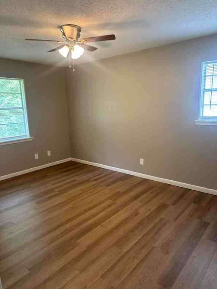 909 Lawrence Dr - Photo 5 of 13